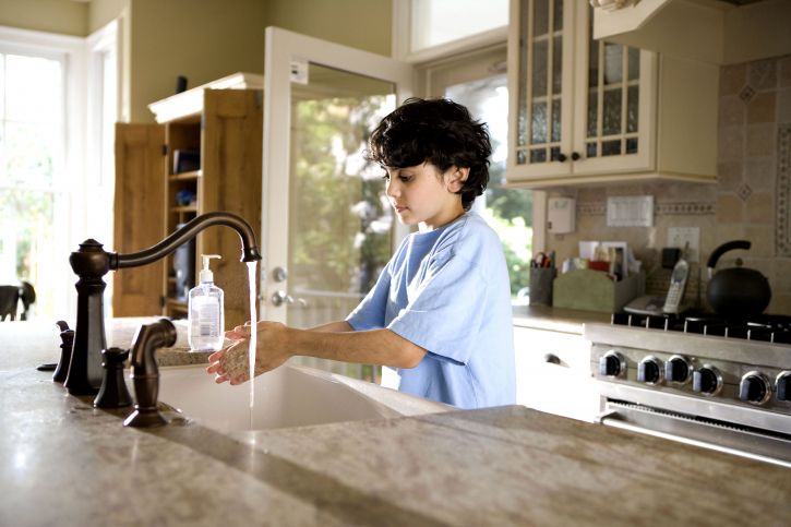 young-boy-was-shown-in-the-process-of-properly-washing-his-hands-at-his-kitchen-sink-725x483-1